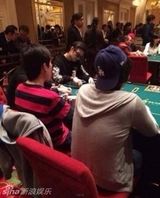 组图：汪峰现赌场小赌怡情 黑超遮面扮低调