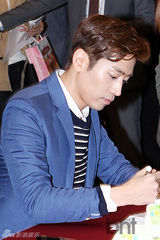 组图：神话绅士装亮相签名会 申彗星金发阳光