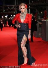 组图：莱克西-海尔头戴红花性感亮相秀纹身