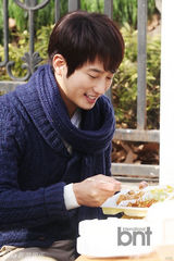 组图：朴施厚《香气》曝花絮 吃盒饭被簇拥