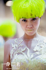 《一仆二主》闫妮造型奇葩 自黑Lady妮妮