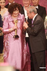 组图：李司棋获万千光辉演艺大奖 所有演员上台致敬