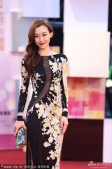 组图：范玮琪中国风长裙亮相 红唇优雅似女神