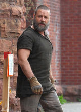 组图：罗素-克劳与艾玛-沃森现身《诺亚》片场