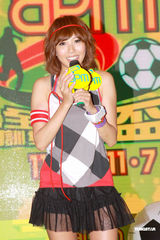 幻灯图：黑涩会美眉参加世界杯活动 看球不为看帅哥