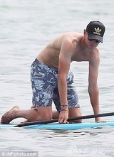 组图：27岁英板球型男出海 金发美女不慎落水