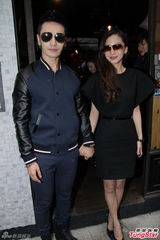 组图：黄晓明买豪车捧花突袭庆生baby 公开恋情