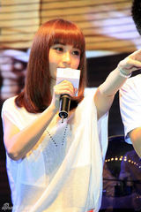 组图：姚笛出席活动粉丝雨中集体求婚