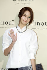 独家高清：张根硕撑品牌活动 少女时代允儿清纯