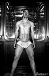 组图：梅西内裤写真曝光 半裸出镜大秀人鱼线