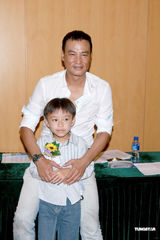 幻灯图：任达华直言香港教育缺失 让女儿北京上学 