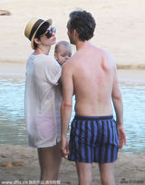 组图：安妮海瑟薇与老公海滩嬉戏耳鬓厮磨