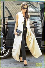 组图：贝嫂潮装现身车站 长衫飘舞女王范儿十足