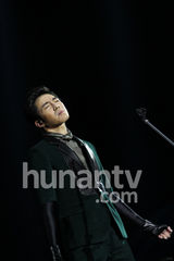 高清图：俞灏明湖南跨年夜复出献唱 表情坚毅