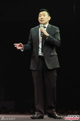 组图：周秀娜穿太空服被吊起 花心前男友遭炮轰