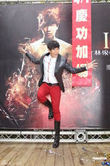 高清图：林俊杰为个唱造势 英俊现身相伴豪车