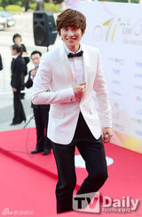 组图：少时Jessica挽SJ圭贤亮相音乐剧颁奖红毯