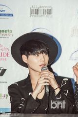 组图：EXO学院风亮相马尼拉记者会 SHINee时尚