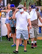 组图：小李携超模女友看音乐节 蒙面热舞扭不停