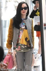 组图：霍思燕与男友杜江一同现身 牵手甜蜜秀恩爱