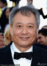 组图：李安黑西服儒雅助阵《过往》首映