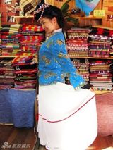 幻灯组图：何洁丽江盛装骑马 感恩选秀期待超越自我