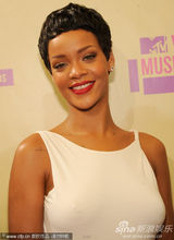 组图：小天后蕾哈娜优雅白裙扮女神