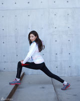 高清图：韩星金莎朗代言运动鞋 休闲动感身材曼妙