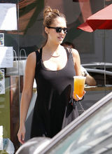 高清图：杰西卡-阿尔芭黑衣亮相 产后胸围上涨