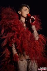 组图：张敬轩个唱上演3D大秀 舞台变身时光机