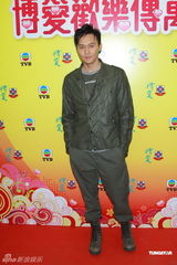 组图：众星为慈善活动献唱 张智霖黄耀明领衔出席