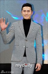 组图：金贤重宣传新剧《感激时代》左拥右抱