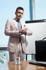 组图：于小伟不羁驾驭藕荷色系 硬汉可以有