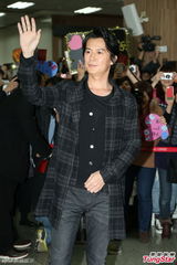 组图：福山雅治抵台机场玩快闪 粉丝热情接机