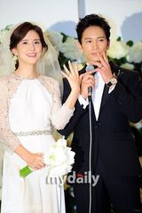 组图：池城李宝英大婚 恩爱亮相摸脸亲吻秀婚戒