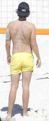 组图：斯威夫特前男友哈利裸身打排球纹身遍布