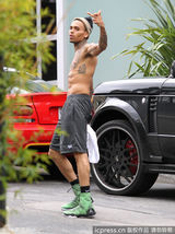 组图：克里斯竖中指挑衅 脱衣秀纹身自摸下体