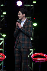 组图：赵寅成格纹西装暖心互动 粉丝热情嗨全场