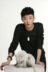 组图：于小彤帅气不减显爱心 与喵星人搞怪互动