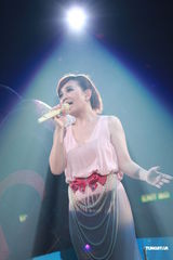 组图：梁静茹银白短裙开唱 送亲笔签名纸飞机