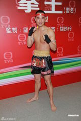 组图：《拳王》记者会 郑嘉颖黄浩然裸上身秀肌肉