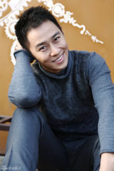 组图：王小毅春日心情街拍 分享阳光微笑展好心情