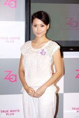 幻灯图：杨爱瑾分享护肤心得 眼部保养品超一万元