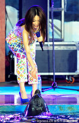 组图：田馥甄清凉开唱戏海豚 被溅水惨湿身