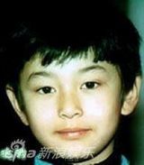 组图：50余明星童年照片大曝光 萌囧表情大不同