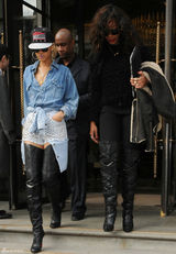 高清组图：蕾哈娜伦敦街拍牛仔短裤搭配高筒靴