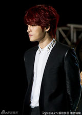 组图：金在中上海个唱展摇滚魅力 下厨喂粉丝