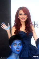 组图：张韶涵化身潘多拉公主 被俩半裸猛男抬起