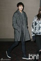 组图：金亚中会影迷 朱元嘟嘴卖萌抱粉丝