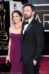 组图：阿弗莱克携爱妻亮相 无缘导演失落